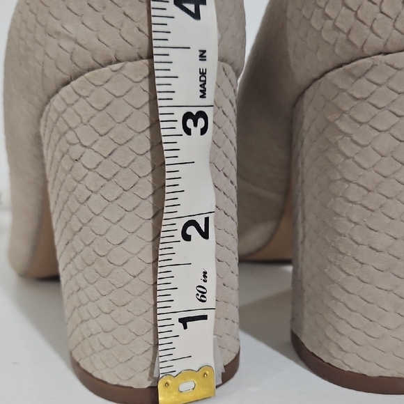 EUC Steve Madden Women's Beige Textured Heels pointed-toe heeled shoe - Picture 6 of 9